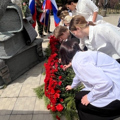 Митинг у памятника Учителю