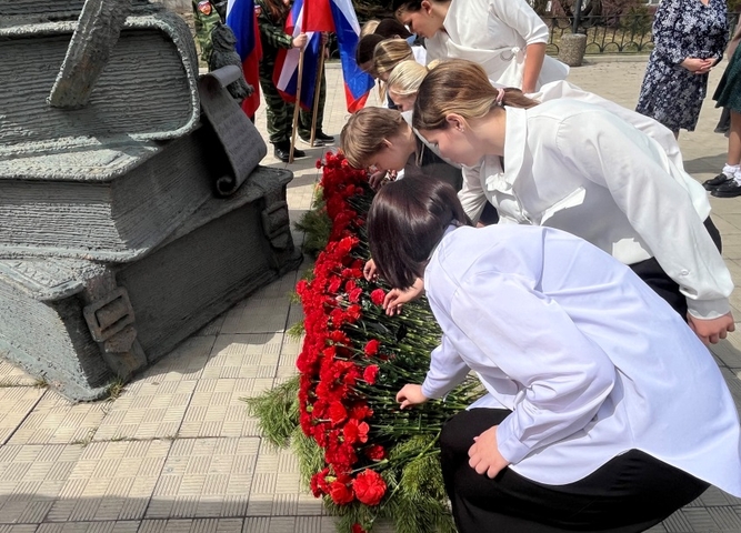 Митинг у памятника Учителю